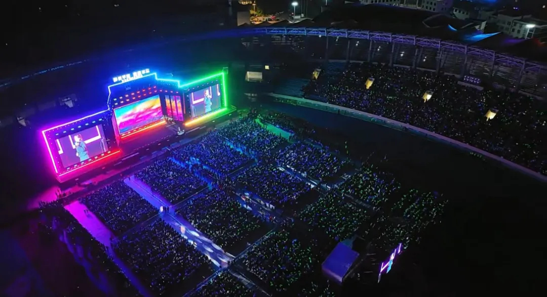 平陽(yáng)體育中心群星演唱會(huì)！超萬(wàn)人圍觀，現(xiàn)場(chǎng)火爆High唱！